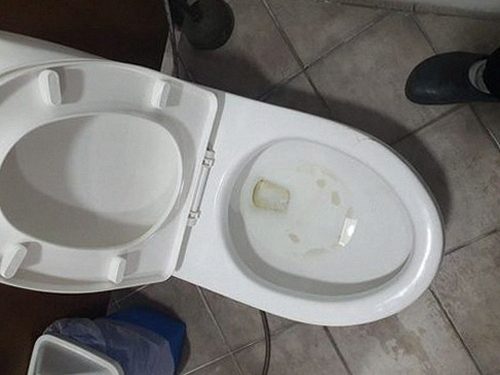 대흥동 하수구막힘 작업 후 싱크대 배수 상태를 확인하며 물 흐름을 점검하는 모습